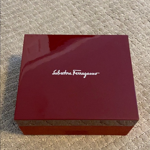 - Salvatore Ferragamo gold watch 39mm - Picture 5 of 7